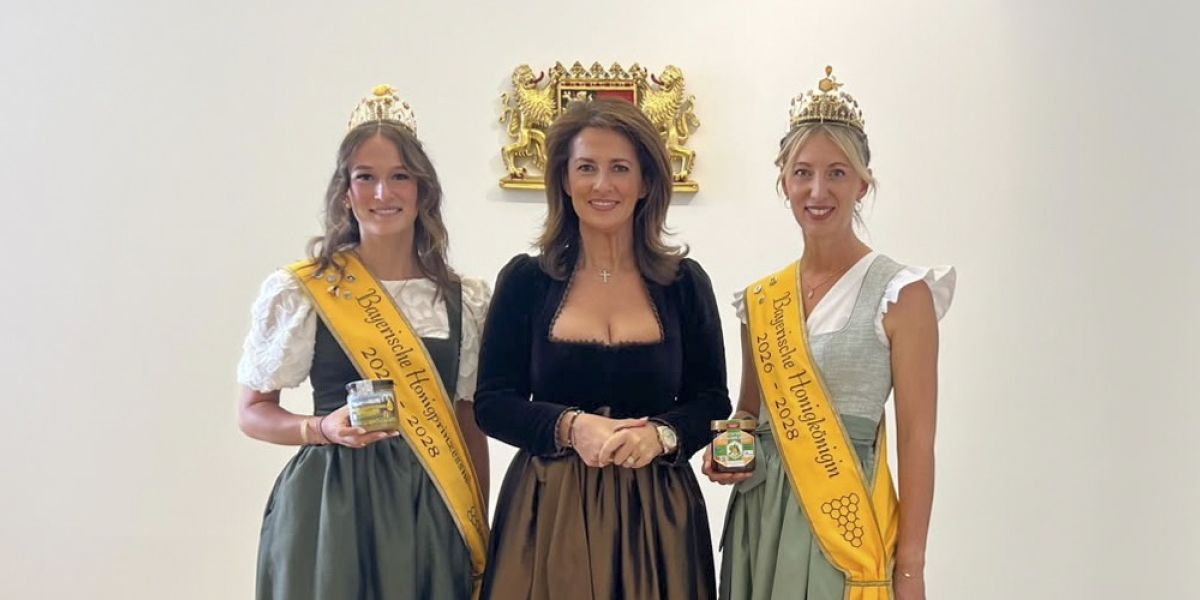 Das Foto zeigt Staatsministerin Michaela Kaniber zusammen mit (v. l. n. r.) der Honigprinzessin Marina Harsch und der Honigkönigin Ramona Spitzner.